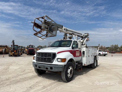 Telsta T400 on 2000 Ford F-750 4x2 شاحنة منصة مرفوعة