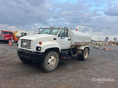2000 Chevrolet C7500 2000 gal 4x2 شاحنة مياه