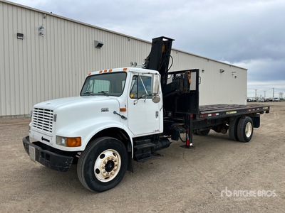 IMT 9000 9000 lb Knuckle Boom on 2000 International 4900 4x2 Camión Grúa