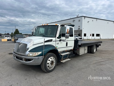 2003 International 4300 4x2 Extended Cab Ciężarówka z systemem Rollback