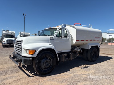 1998 Ford F-800 2250 gal 4x2 Camion à eau