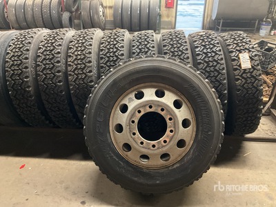Quantity of (9) New Recapped 11R24.5 Tires Mounted on Aluminum Wheels Pneumatici per autocarro