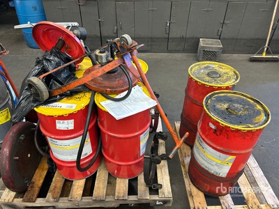 Quantity of (4) Barrels of SAE 75W-90 Oil w/Pumps and Barrel Dolly その他 - 店舗 & 倉庫