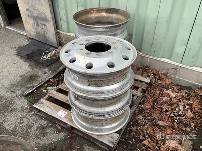 Quantity of (6) Aluminum 24.5 in اطارات