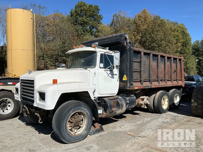 2001 Mack DM690S 8x4 を見 Dump Truck