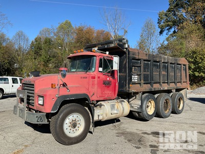 2001 Mack RD688S 8x4 を見 Dump Truck