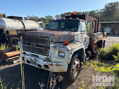 1990 Ford F600 4x2 Camion de combustible y lubricacion (Inoperable)