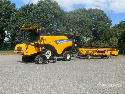 2017 New Holland CR8.80 RT Combine Harvester