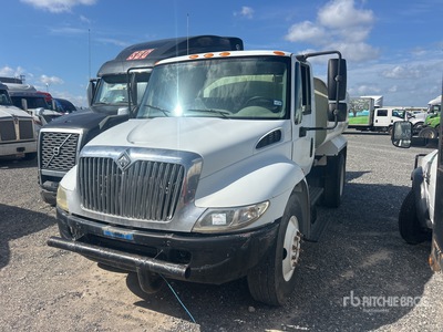 2006 International 4300 2000 gal 4x2 Camion à eau (Inoperable)