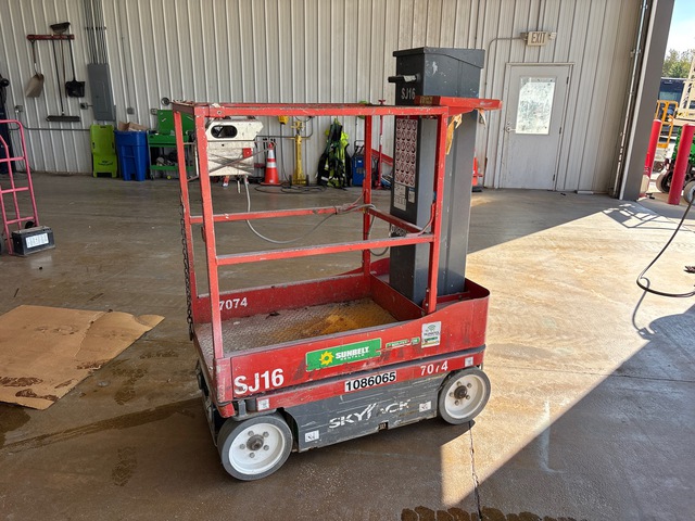 2015 Skyjack SJ16 Vertical Mast Lift