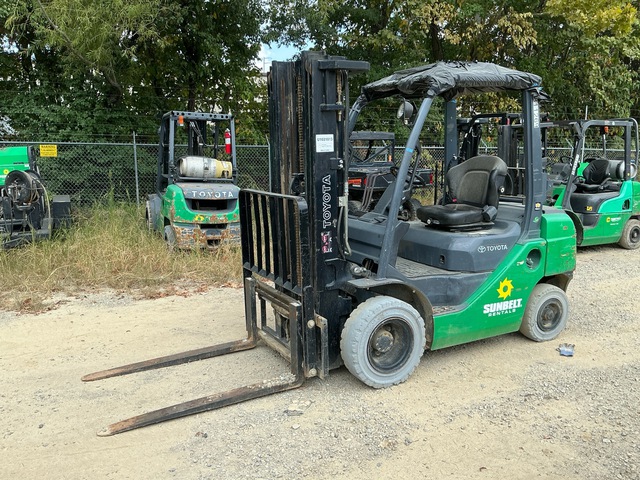 2015 Toyota 8FGU25 4500 lb Pneumatic Tire Forklift