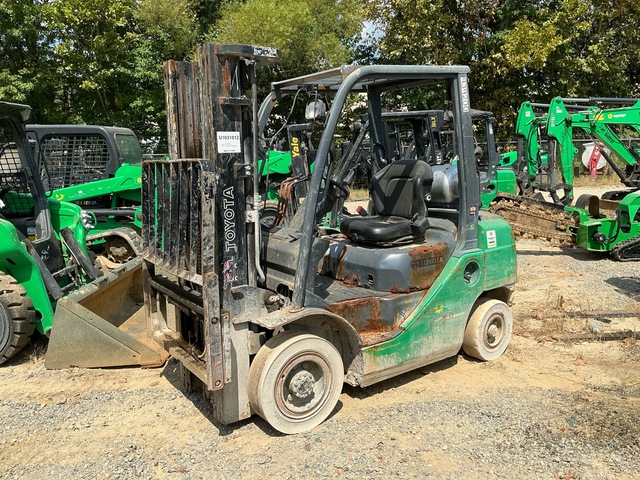 2016 Toyota 8FGU25 3750 lb Pneumatic Tire Forklift