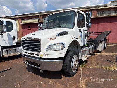 2015 Freightliner M2 106 4x2 Camión portavehiculos