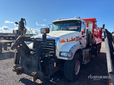 2013 Mack GU713 6x4 Ciężarówka z rozrzutnikiem