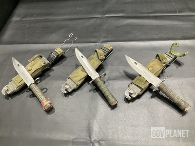 (93) Bayonet Knives w/Scabbards