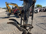 Hydraulics with Thumb Cylinder
