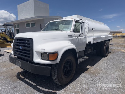 1996 Ford F-700 Camion Pipa de Agua (INOPERABLE) / Camion cisterna de agua (Inoperable)