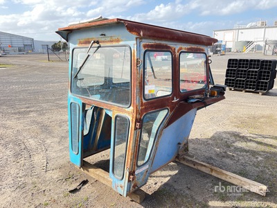 Ford Tractor Cab بنود متنوعة - قطع المعدات