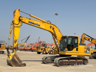 2011 Komatsu PC200-8 حفارة بجنزير