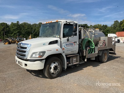 2017 Hino 268 Camion-citerne à vide