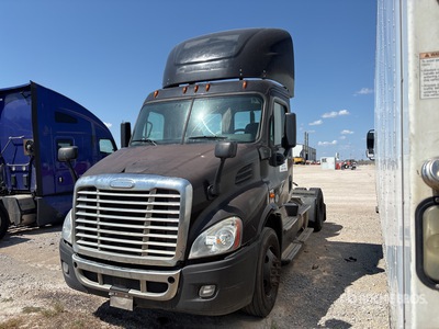 2015 Freightliner Cascadia 113 4x2 Day Cab Truck Tractor