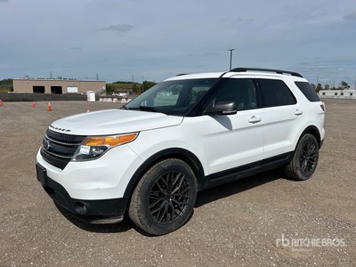 2015 Ford Explorer XLT 4WD を見 SUV