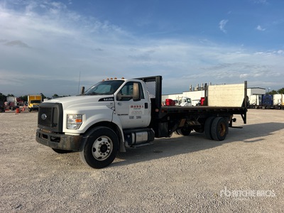 2017 Ford F-750 4x2 Camion à Plateau