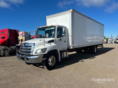 2017 Hino 268 4x2 Furgoneta caja cerrada