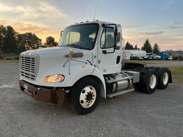 2013 Freieghtliner M2 112 T/A Day Cab Truck Tractor 2013 Freieghtliner M2 112 T/A Day Cab Truck Tractor