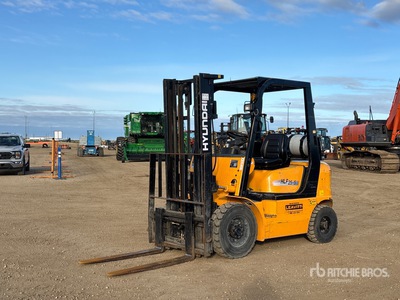 Hyundai HLF25-5 4700 lb Pneumatic Tire Montacargas