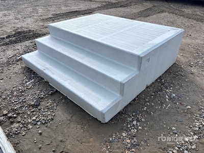 70 in x 72 in Three-Step Landing Concrete Stairs Divers - Magasin, entrepôt, consommateur (Unused)