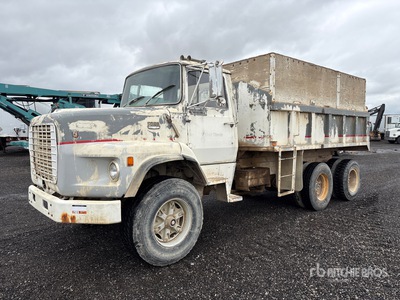 1977 Ford Y800 6x4 T/A Camión dumper