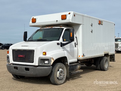 2008 GMC C6500 4x2 شاحنة فان