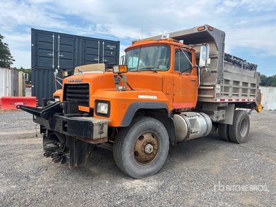 2001 Mack RD690P 4x2 S/A Camión dumper