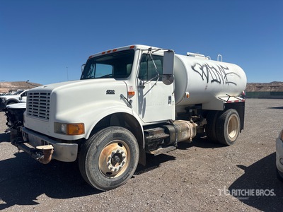 2000 International 4700 2000 gal 4x2 شاحنة مياه