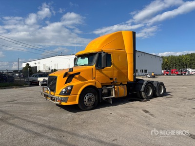 2013 Volvo VNL 64T 430 6x4 3- Achs Sattelzugmaschine mit Schlafkabine
