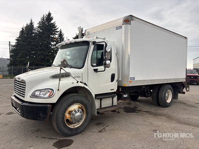 2007 Freightliner M2106 4x2 شاحنة فان