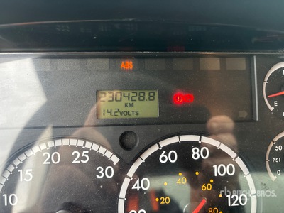 2007 Freightliner M2 106 4x2 شاحنة فان