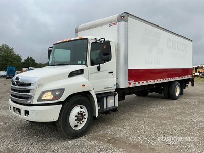 2015 Hino 268 4x2 شاحنة فان
