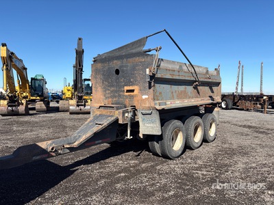 1980 M & M 14 ft Tri/A Pup Remorque à benne basculante arrière