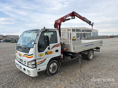 2006 HMF 340K2 995 kg on 2006 Isuzu NPR77 Camion à plate-forme avec grue