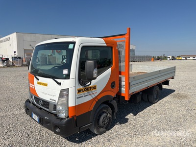 Nissan Ciężarówka z płaską platformą