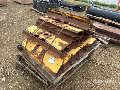 Quantity of Komatsu 36 in Track Pads
