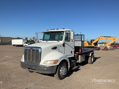 2014 Peterbilt 330 4x2 Camión rodante