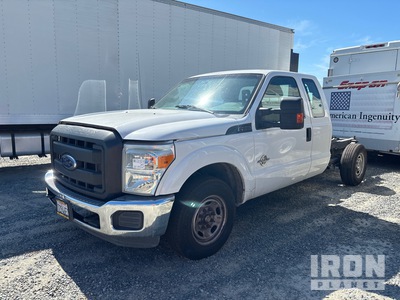 2015 Ford F-250 XL 4x2 Cabina y chasis (Inoperable)