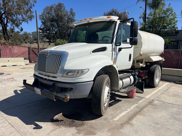 2015 International 4300 2000 gal 4x2 Water Truck