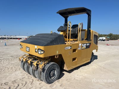 2015 Cat CW-14 9 Wheel Pneumatic Roller