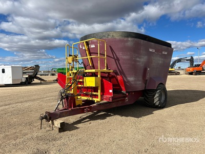 2015 Supreme International 1200T S/A Feed Mixer