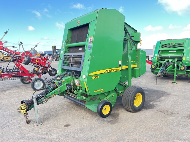 John Deere 468 Round Baler
