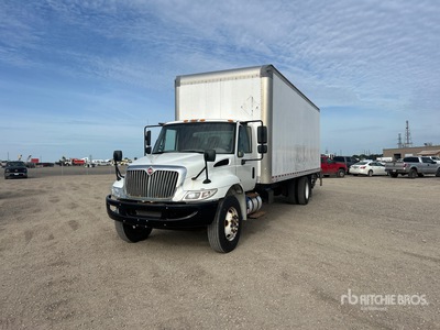 2018 International 4300 4x2 Furgoneta caja cerrada